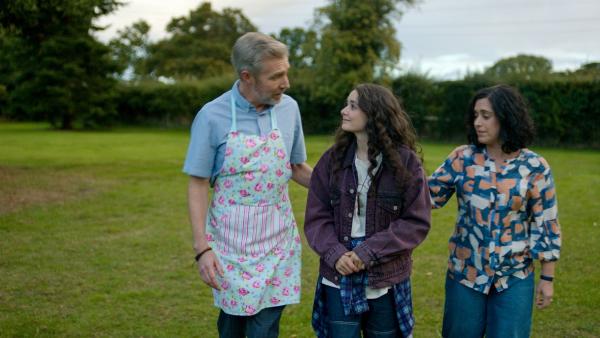 Bild 1 von 4: Addies (Lola Blue, M.) Eltern - James (Geoffrey Newland, l.) und Bess (Zahra Brown, r.) - machen sich Sorgen um ihre Tochter, denn sie sind zu einer Anhörung bei Miss Murphy eingeladen.