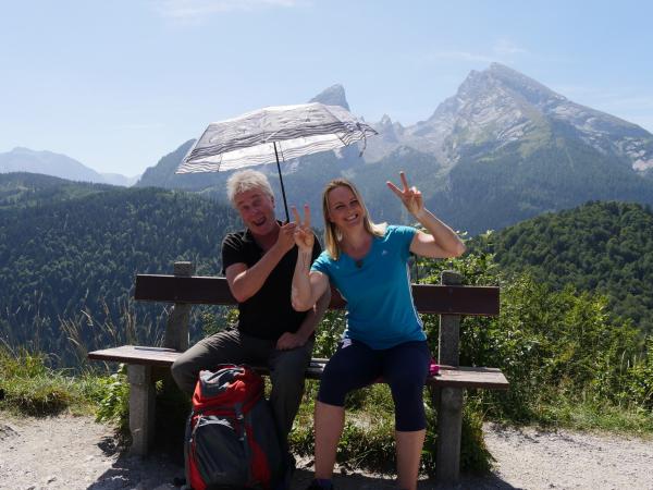 Bild 1 von 8: Hilde Gerg, Ski-Legende aus Lenggries, begleitet Werner Schmidbauer auf den Grünstein (1.304 m) bei Berchtesgaden.