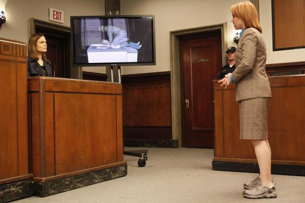 Bild 1 von 10: Dr. Brennan (Emily Deschanel, l.); Heather Taffet (Deirdre Lovejoy, r.)