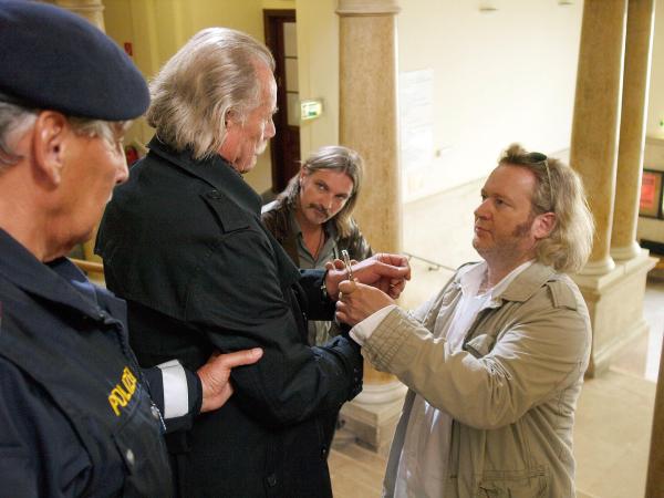 Bild 1 von 24: Im Bild (v.li.): Franz Buchrieser (Paul Schweikhart), Gregor Seberg (Helmuth Nowak).
