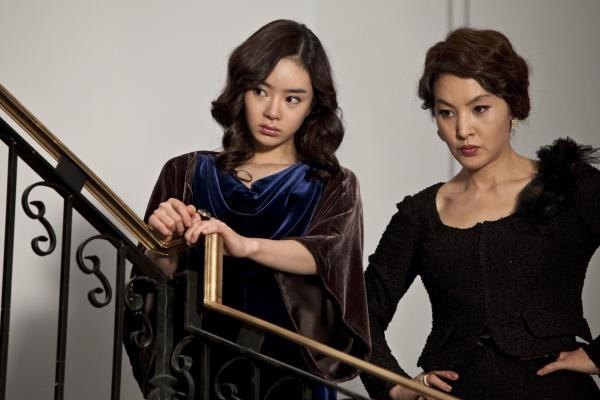 Bild 1 von 4: Hae-ra (Woo Seo, l.); Hae-ras Mutter (Park Ji-young, r.)