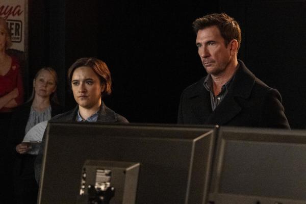 Bild 1 von 10: Hana Gibson (Keisha Castle-Hughes, l.); Remy Scott (Dylan McDermott, r.)