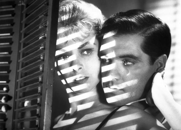 Bild 1 von 9: Marion Crane (Janet Leigh, l.), eine Sekretärin aus Phoenix, ist es leid, sich mit ihrem Freund Sam (John Gavin, r.) nachmittags heimlich in billigen Absteigen treffen zu müssen ?
