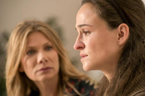 Bild 1 von 16: Im Bild: Sybille (Henriette Heinze, v.r.) muss ihrem über alles geliebten Mann sagen, dass sie sterben wird, was Hannah (Ursula Karven, h.l.) ihre eigenen Probleme mit Sebastian plötzlich sehr klein erscheinen lässt.