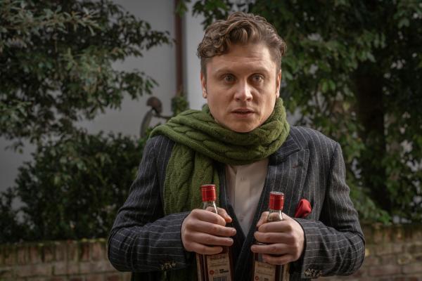 Bild 1 von 15: Nur einen geklauten Anzug und zwei Flaschen billigen Whisky als Geschenk hat Sonny (Rafael Gareisen) zu bieten, als er zu Heiligabend an der Tür seiner Familie klingelt.