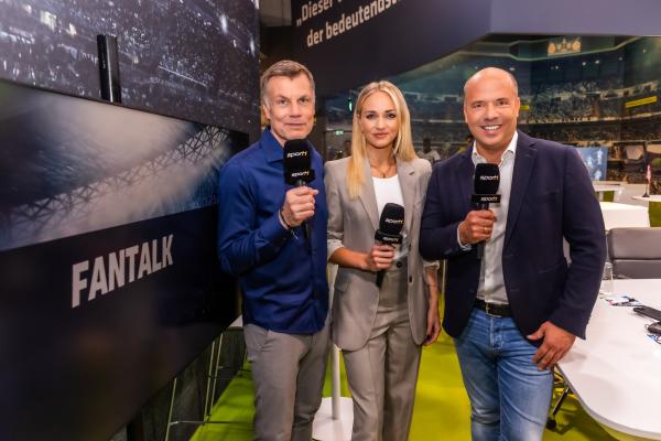 Bild 1 von 1: Moderator Thomas Helmer mit Co-Moderatorin Katharina Kleinfeldt und Co-Moderator Hartwig Thöne