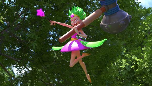 Bild 1 von 3: Prinzessin Bittersüß wütet mit Barbärios Hammer im Park.