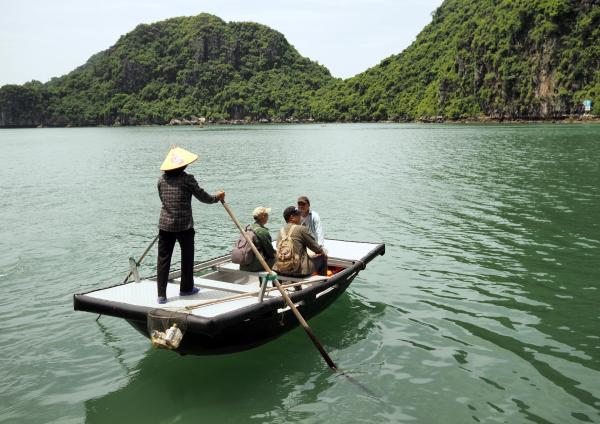 Bild 1 von 11: Die Halong-Bucht liegt im Golf von Tonkin, nur gut 100 Kilometer entfernt von der vietnamesischen Hauptstadt Hanoi.