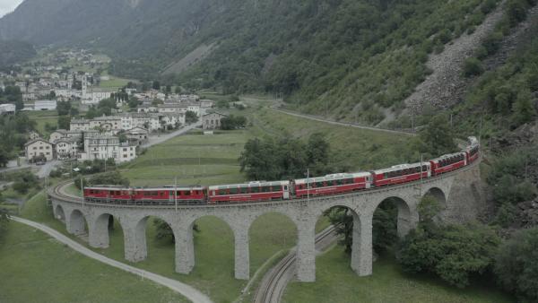 Bild 1 von 2: Ein Geniestreich der Eisenbahnpioniere - Kreisviadukt bei Brusio.