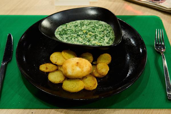 Bild 1 von 5: Paniertes Ei mit Bratkartoffeln und Rahmspinat; \