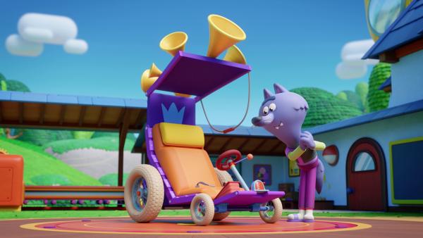 Bild 1 von 4: Das von den Werkel-Ferkeln gebaute Fahrzeug scheint Wilf gut zu gefallen.