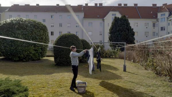 Bild 1 von 5: Im Bild: Lisa Kröbmannsberger ist alleinerziehende Mutter von drei Kindern in Niederösterreich und arbeitet geringfügig als Reinigungskraft.