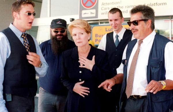 Bild 1 von 12: Im Bild: Julia Laubach (Christiane Hörbiger) hat am Flughafen - wo sie versucht, Carlos zu stoppen - mit den Taxifahrern eine Auseinandersetzung.