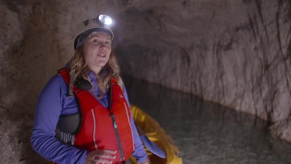 Bild 1 von 3: Mit dem Kajak durch geflutete Stollen und Kavernen: Lara Piko führt Touristen durch das unterirdische Labyrinth von Me?ica.