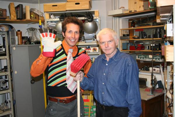 Bild 1 von 1: Willi (links) mit Bruno Gruber in der Erfindungswerkstatt.
