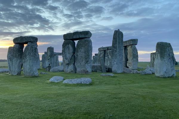 Bild 1 von 5: Stonehenge: eine architektonische Meisterleistung. Bis zu 25 Tonnen schwere Steine schichteten die Menschen vor 5000 Jahren aufeinander. Wie und wozu bleibt ein Rätsel.