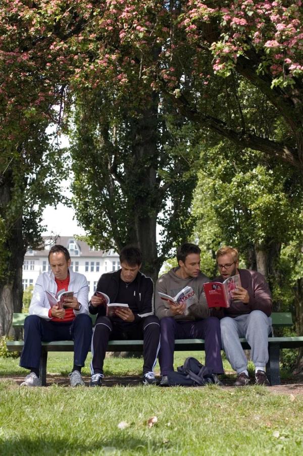 Bild 1 von 16: Zusammen mit seinen Freunden Ulf (Moritz Lindbergh, l.), Karl (Jan Sosniok, 2.v.r.) und Stefan (Dominic Boeer, r.) überlegt Adam (Marco Girnth, 2.v.l.), wie er das \