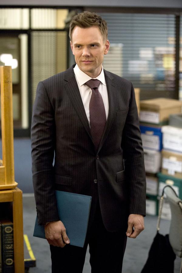 Bild 1 von 14: Zurück am Greendale, aber nicht um das College zu retten, sondern, um einem ehemaligen Anwaltskollegen bei seinem aktuellen Fall zu helfen: Jeff (Joel McHale) ...