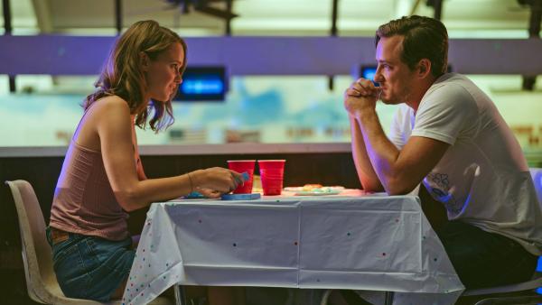 Bild 1 von 4: Laura (Clara Rugaard) und Harrison (Lewis Pullmann) sind verliebt