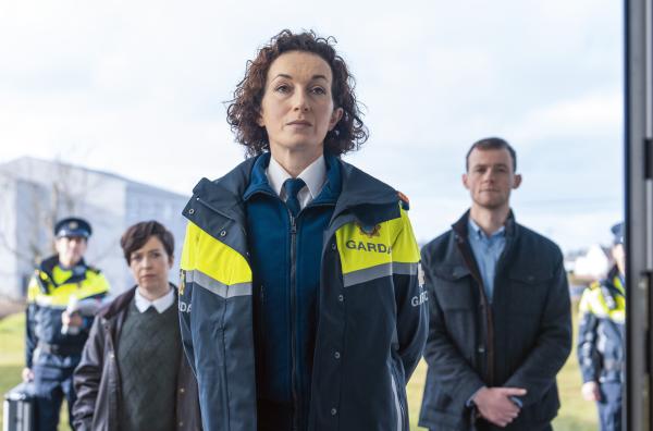Bild 1 von 2: Inspector Sweeney (Tara Breathnach, 3.v.l.), Conlon (Caoimhe Farren, 2.v.l.) und Keogh (Alan Mahon, re.) leiten die Ermittlungen im Fall ?Sabine?.