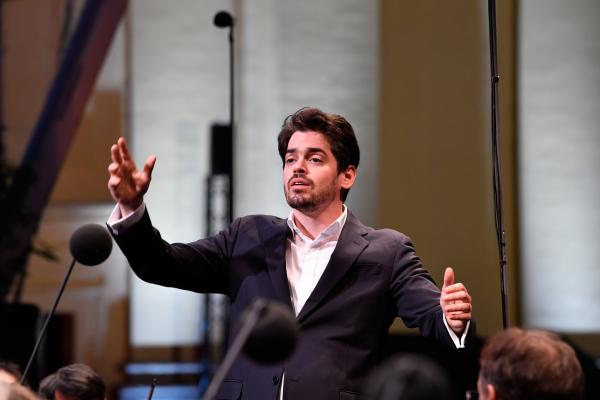 Bild 1 von 2: Lahav Shani dirigiert die Münchner Philharmoniker bei Klassik am Odeonsplatz.