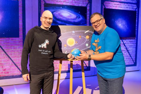 Bild 1 von 4: Astronom Mathias Jäger (links) erforscht das Universum. Und welche besonderen Wege es dort gibt, berichtet er Elton (rechts) bei \