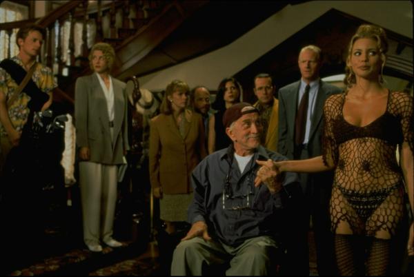 Bild 1 von 11: Wer wird die Gunst des reichen und gebrechlichen Onkel Joe (Kirk Douglas, vorne 2.v.r.) gewinnen? Die Familie, Patti (Colleen Camp, 3.v.l.), Carl (Ed Begley Jr., hinten r.), Muriel (Joyce Hyser, hinten 3.v.r.), Robin (Nancy Travis, 2.v.l.), Frank (Phil Hartman, hinten 2.v.r.), Ed (Bob Balaban, 4.v.l.) und Danny (Michael J. Fox, l.), hoffen auf das Erbe, doch es schaut so aus, als wenn Krankenschwester Molly (Olivia d'Abo, r.) die besten Chancen hat ...