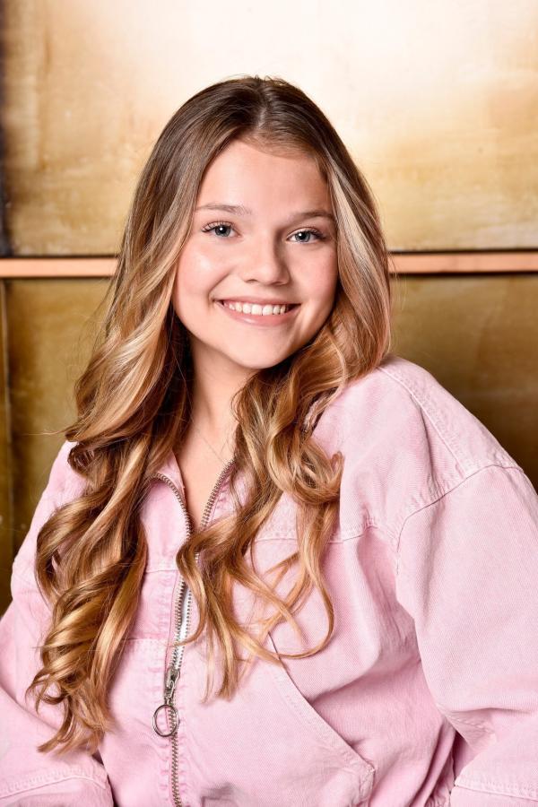 Bild 1 von 5: Neue Superhelden im Disney Channel: Marinette und Adrien sind scheinbar zwei ganz normale Schüler, wäre da nicht ein kleiner, aber bedeutender Unterschied: Sie wurden auserwählt, Paris vor bösen Kreaturen zu beschützen, die ganz normale Menschen in Bösewichte verwandeln wollen. Für diese gefährliche Mission können sich die Kids in Superhelden verwandeln! Durch das Berühren ihres Ohrrings wird Marinette zur starken Figur Ladybug und Adrien verwandelt sich durch das Drehen seines Rings in den Superhelden Cat Noir.