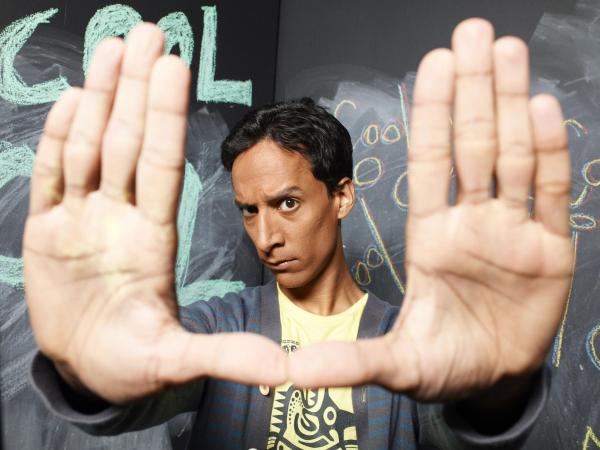 Bild 1 von 24: (2. Staffel) - Mit in der Lerngruppe: der etwas schräge Abed Nadir (Danny Pudi) ...