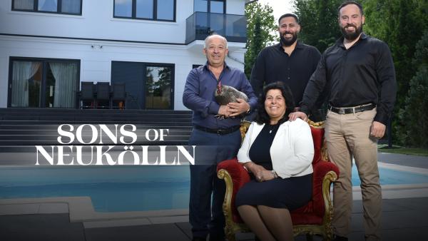 Bild 1 von 3: Von links: Sait, Vasfiye, Serkan und Engin Kaya - Familie Kaya mit Huhn vor ihrem Haus in Berlin Rudow