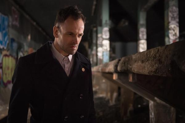 Bild 1 von 13: Sherlocks (Jonny Lee Miller) Freund und ehemaliger Pate Alfredo ist nach seinem Drogenentzug verschwunden. Der Detektiv ist in Sorge, dass er entweder einen Rückfall hatte, oder entführt wurde ...