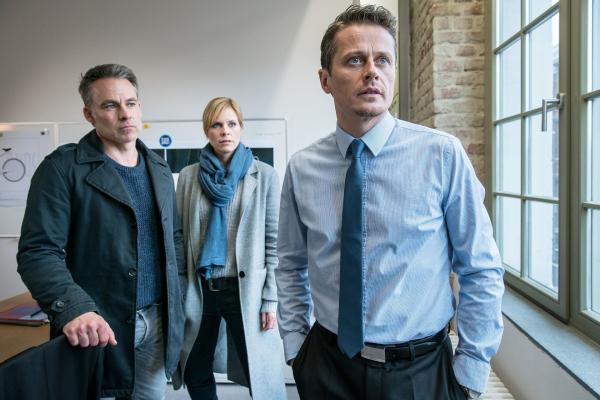 Bild 1 von 5: (v.l.n.r.) Jan Maybach (Marco Girnth); Ina Zimmermann (Melanie Marschke); Michael Sträter (Roman Knizka)