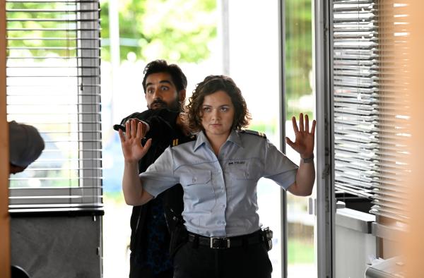 Bild 1 von 3: Julia Demmler (Wendy Güntensperger, v), wird von Geiselnehmer Victor (Tanju Bilir, h.) bedroht.