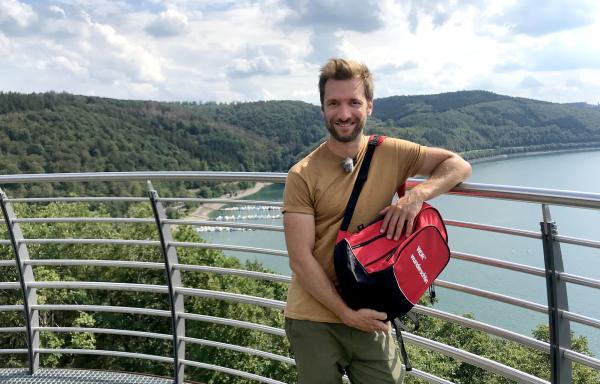 Bild 1 von 4: Urlaub am Wasser? Da hat das Sauerland einiges zu bieten. Daniel Aßmann erlebt jede Menge Abenteuer rund um die großen Stauseen. - Daniel Aßmann am Biggesee.