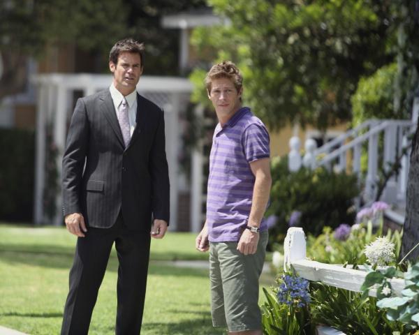Bild 1 von 18: Das homosexuelle Paar Lee (Kevin Rahm, r.) und Bob (Tuc Watkins, l.) zieht in das Haus neben Susan und Mike ein, und Susan begrüßt die beiden Männer herzlich in der Nachbarschaft. Doch dabei tritt sie wie gewohnt in jedes nur erdenkliche Fettnäpfchen ...