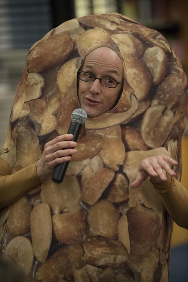 Bild 1 von 16: Dean Pelton (Jim Rash) hat schlechte Nachrichten - ob sein Erdnussriegelkostüm die Neuigkeiten etwas abmildern kann?