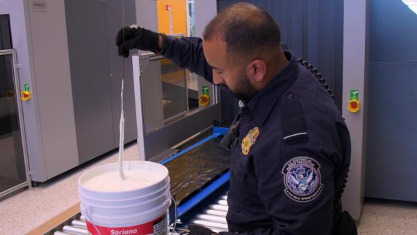 Bild 1 von 2: Haben Schmuggler eine illegale Substanz im Farbeimer versteckt? Grenzbeamte prüfen den Verdacht genau.