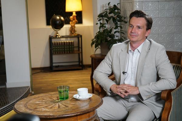 Bild 1 von 16: Gesellschaftsreporter Norman Schenz beim Interview,  während ServusTV´s \