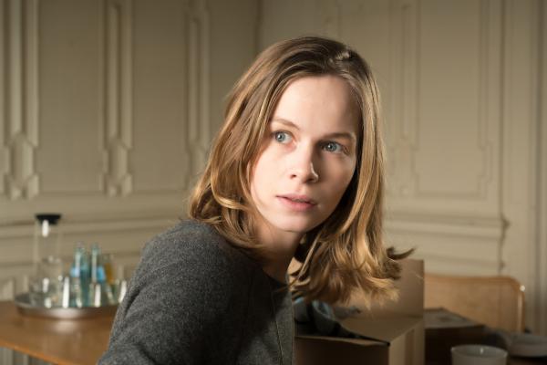 Bild 1 von 11: Tochter Nina (Emilia Bernsdorf) ist auf Überraschungsbesuch und mischt Bennis Leben etwas auf.