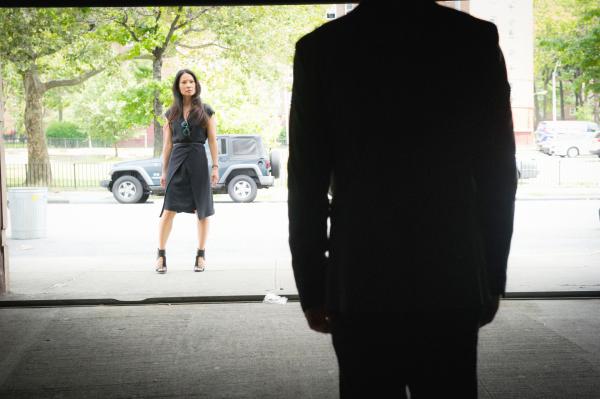 Bild 1 von 14: Sherlock (Jonny Lee Miller, vorne) und Watson (Lucy Liu, hinten) unter Druck: Gang-Anführer El Halcoln stellt sie vor ein Ultimatum: Sie haben nur zwei Tage Zeit, um Torres Mörder zu finden, sonst greift El Halcoln zu drastischeren Maßnahmen ...