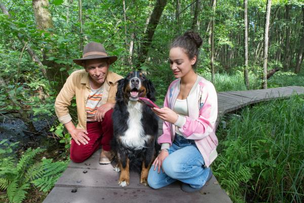 Bild 1 von 7: Zum Glück hat Keks das Handy von Leyla (Gülseren Erkut, r.) gefunden! Wird sie nun mit ihren Videos und der Hilfe von Fritz (Guido Hammesfahr, l.) herausfinden, ob es im Moor Geister gibt?