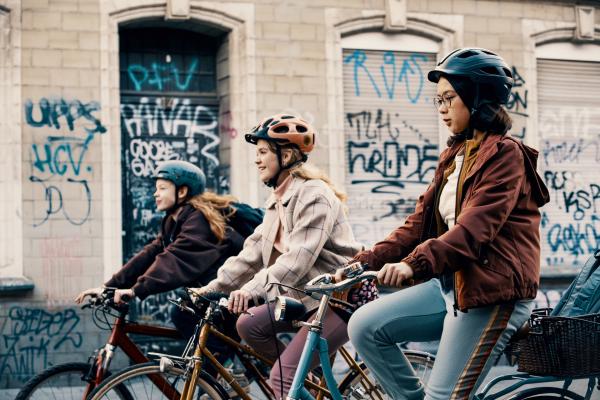 Bild 1 von 13: Die drei !!! auf dem Weg ins Kreativcamp.© KiKA/Die Drei !!! © 2023 Disney Enterprises, Inc. - Honorarfreie Verwendung gemäß AGB im engen inhaltlichen redaktionellen Zusammenhang mit genannter Sendung bei Nennung \