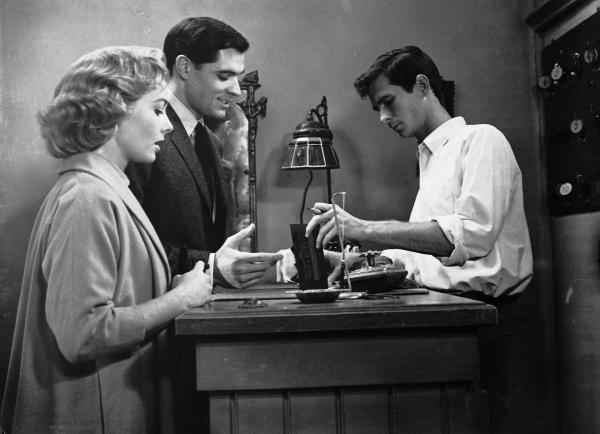Bild 1 von 9: Nach Marions Verschwinden fahren Sam Loomis (John Gavin, M.) und Lila Crane (Vera Miles, l.) selbst zu Normans (Anthony Perkins, r.) Motel, wo sie sich inkognito einmieten ?