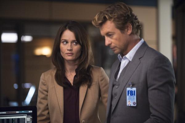 Bild 1 von 11: Der Agent der Drogenbehörde DEA Bill Peterson will die Karriere von FBI-Agent Dennis Abbott und seiner Frau Lena zerstören, Jane (Simon Baker, r.) und Lisbon (Robin Tunney, l.) versuchen alles, um Abbotts Karriere zu retten ...