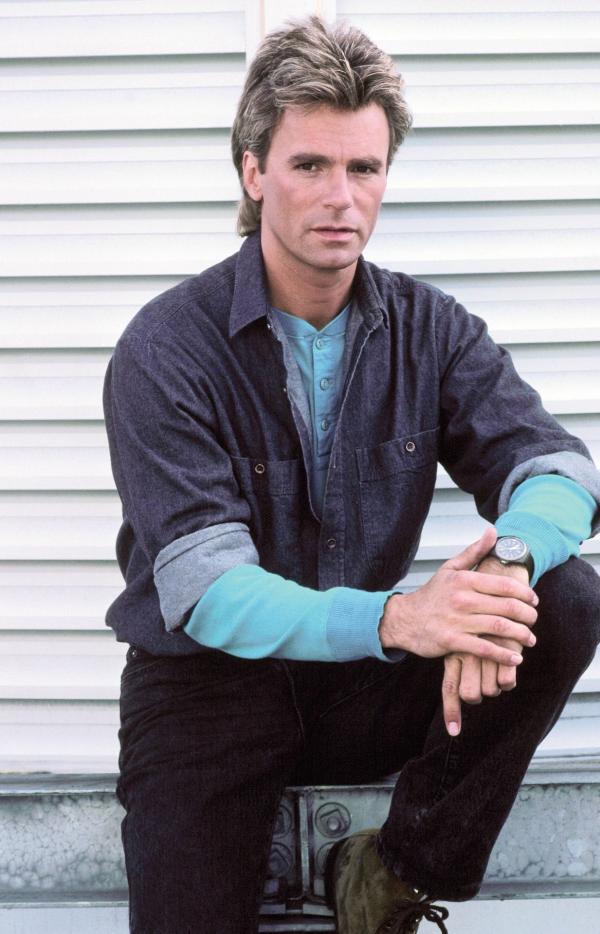 Bild 1 von 11: (2. Staffel) - MacGyver (Richard Dean Anderson) besitzt einen unglaublichen Einfallsreichtum, wenn es darum geht, mit Hilfe seiner handwerklichen Begabung aus Alltagsgegenständen, Dinge zu basteln, mit denen er sich aus schwierigen Situationen befreien kann ?