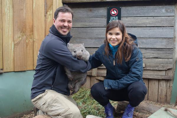 Bild 1 von 3: Greg, der Leiter des Wildtierparks Bonorong, hat dieses kleine Wombat-Mädchen aufgezogen.