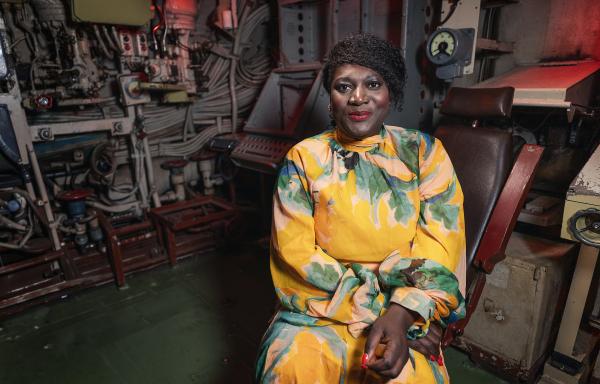 Bild 1 von 2: Von der Schulschwänzerin zur gefragten Schauspielerin: Thelma Buabeng hat sich ihren Platz in der deutschen Film- und Fernsehlandschaft erkämpft. Die gebürtige Ghanaerin wächst im Rheinland auf und muss lange gegen stereotype Rollenbilder \