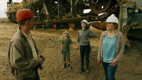 Bild 1 von 15: Von links: Horàk (Godehard Giese), Toni (Augst Schulz), Anja (Victoria Schulz) und Miri (Ruth Reinecke): Sie stehen unter dem Bagger und schauen hoch zu Michael, der sich im Führerhaus eingesperrt hat.