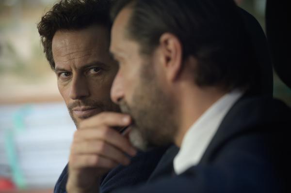 Bild 1 von 6: Thomas (Ioan Gruffudd, l.) hat die Polizistin Manon angelogen, als sie ihn wegen des gefundenen Geldes befragt hat. Max (Grégory Fitoussi, r.) macht ihm deswegen Vorwürfe.