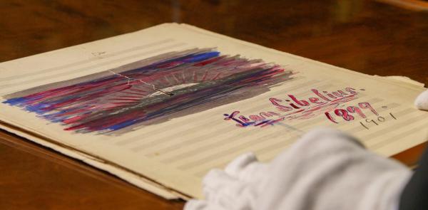 Bild 1 von 19: Im Bild: 1982-1992 wurden die Handschriften aus dem umfangreichen Gesamtwerk von Jean Sibelius? katalogisiert. Derzeit enthält die Sammlung etwa 2000 Manuskripte.